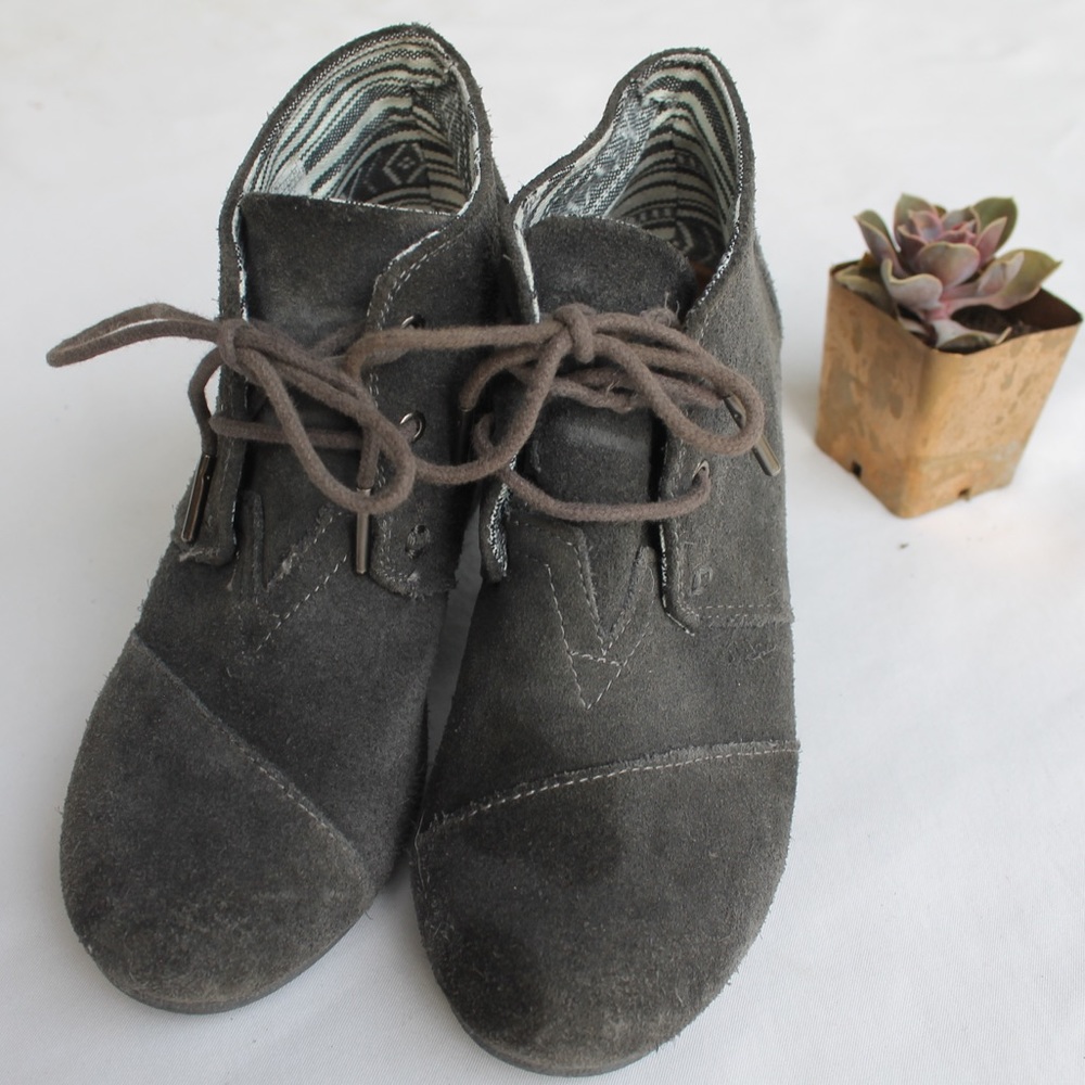TOM'S SUEDE WEDGES